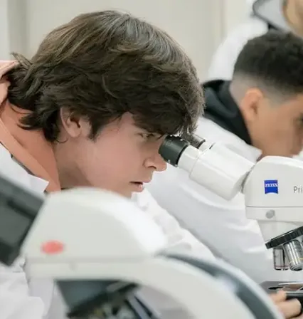 Alumnos del Grado en Nutrición Humana y Dietética de UCAM Universidad en el laboratorio, realizando un análisis de nutrientes para el grupo de investigación.