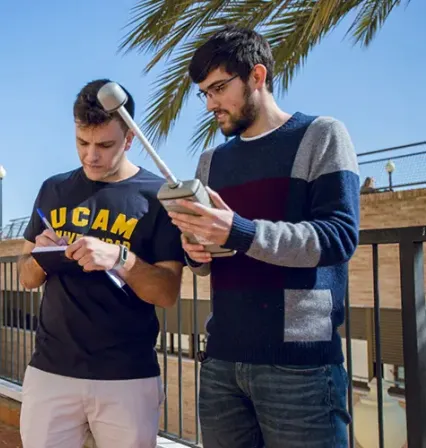 Alumnos del Grado en Ingeniería en Tecnologías de la Telecomunicación de UCAM Universidad, trabajando con controles a distancia como parte de su formación práctica en ingeniería de señales.
