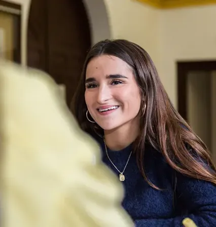 Alumna de Farmacia hablando con un profesor