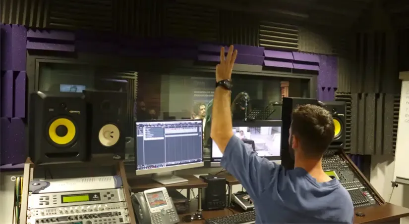 Estudio de audio con tecnología avanzada, consolas de mezcla y micrófonos de alta calidad, usado por estudiantes de UCAM en Murcia para producción musical y diseño de sonido del Grado en teleco presencial