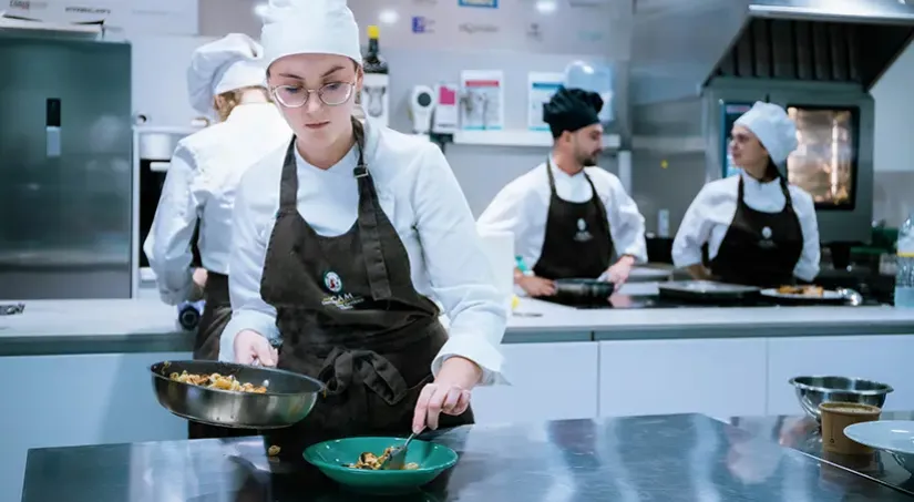 Aula GastroLab en UCAM Universidad en el Campus de Murcia, equipada para show cooking y talleres culinarios, con 24 puestos. Usada por alumnos para las prácticas en preparación de alimentos del Grado en Nutrición