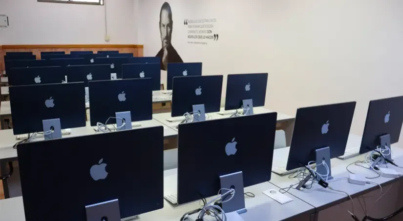 Sala Mac UCAM: Espacio equipado con equipos Apple de última generación para diseño gráfico, edición de vídeo y desarrollo de aplicaciones iOS. Ideal para estudiantes del Grado en Periodismo