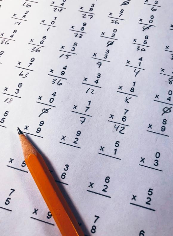 hoja de multiplicaciones y un lápiz
